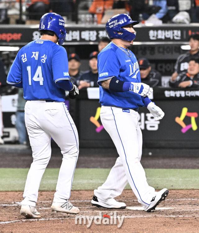 14일 오후 대전 한화생명볼파크에서 진행된 '2026 프로야구 KBO리그' 한화이글스와 삼성 라이온즈의 경기. 삼성 최형우가 9회초 2사만루서 밀어내기 볼넷을 얻어내고 있다./대전 = 송일섭 기자