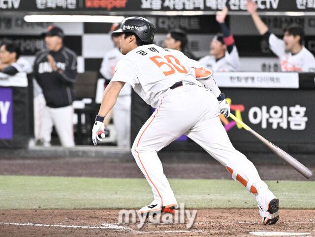 14일 오후 대전 한화생명볼파크에서 진행된 '2026 프로야구 KBO리그' 한화이글스와 삼성 라이온즈의 경기. 한화 강백호가 3회말 2사 1,2루서 1타점 적시타를 터뜨리고 있다./대전 = 송일섭 기자