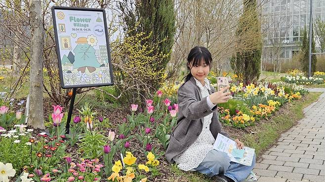 국립세종수목원에서 방문객이 활짝핀 봄꽃 정원을 배경으로 기념촬영을 하고 있다.