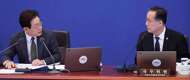 이재명 대통령이 14일 청와대에서 열린 국무회의 겸 비상경제점검회의에서 이형일 재정경제부 제1차관에게 질문하고 있다. [연합]