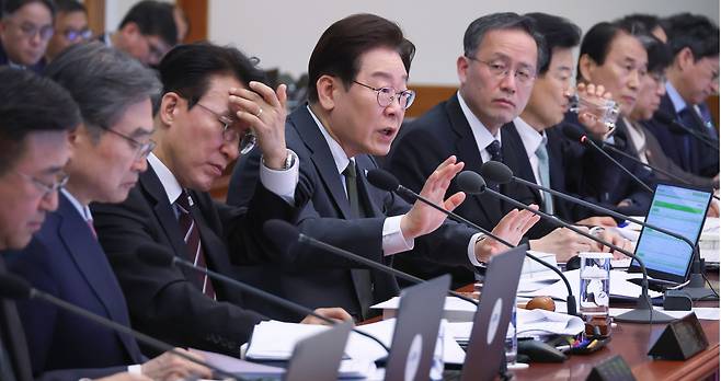 이재명 대통령이 14일 청와대에서 열린 국무회의 겸 비상경제점검회의에서 발언하고 있다. [연합]