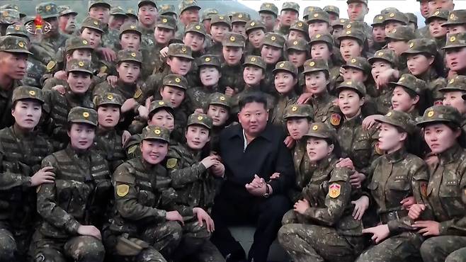 김정은 북한 국무위원장이 지난달 인민군 총참모부 작전국직속 특수작전훈련기지를 방문해 특전대원들의 훈련을 참관한 뒤 기념촬영을 하고 있다. [연합]