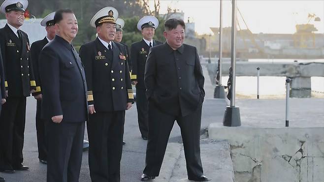 [서울=뉴시스] 북한 조선중앙TV는 김정은 국무위원장 참관하에 5000t급 신형 구축함 최현호에서 전략순항미사일과 반함선(대함)미사일을 시험발사 했다고 14일 보도했다. (사진=조선중앙TV 캡처) 2026.04.14. photo@newsis.com *재판매 및 DB 금지