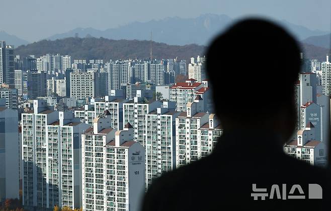 [구리=뉴시스] 최진석 기자 = 경기 구리타워에서 바라본 구리 도심의 모습. 2025.11.11. myjs@newsis.com