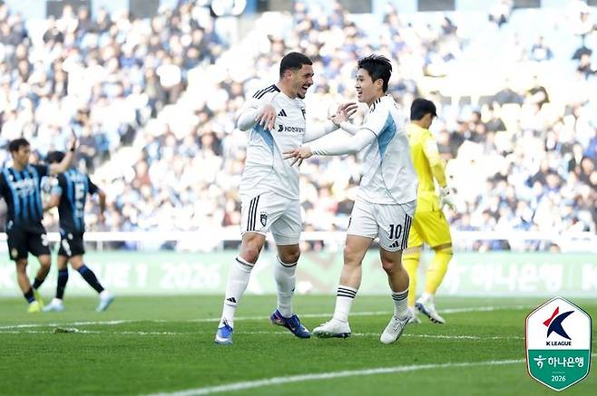 [서울=뉴시스] 프로축구 K리그1 울산 HD의 야고, 이동경. (사진=한국프로축구연맹 제공) *재판매 및 DB 금지