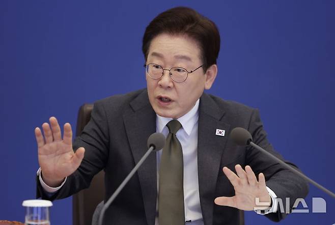 [서울=뉴시스] 최동준 기자 = 이재명 대통령이 14일 청와대에서 열린 국무회의 겸 비상경제점검회의에서 발언하고 있다. 2026.04.14. photocdj@newsis.com