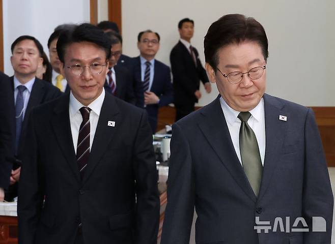 [서울=뉴시스] 최동준 기자 = 이재명 대통령이 14일 청와대에서 열린 국무회의 겸 비상경제점검회의에 입장하고 있다. 2026.04.14. photocdj@newsis.com