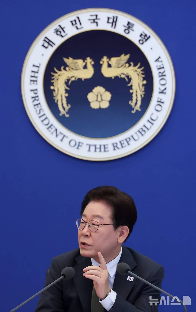 [서울=뉴시스] 최동준 기자 = 이재명 대통령이 14일 청와대에서 열린 국무회의 겸 비상경제점검회의에서 발언하고 있다. 2026.04.14. photocdj@newsis.com