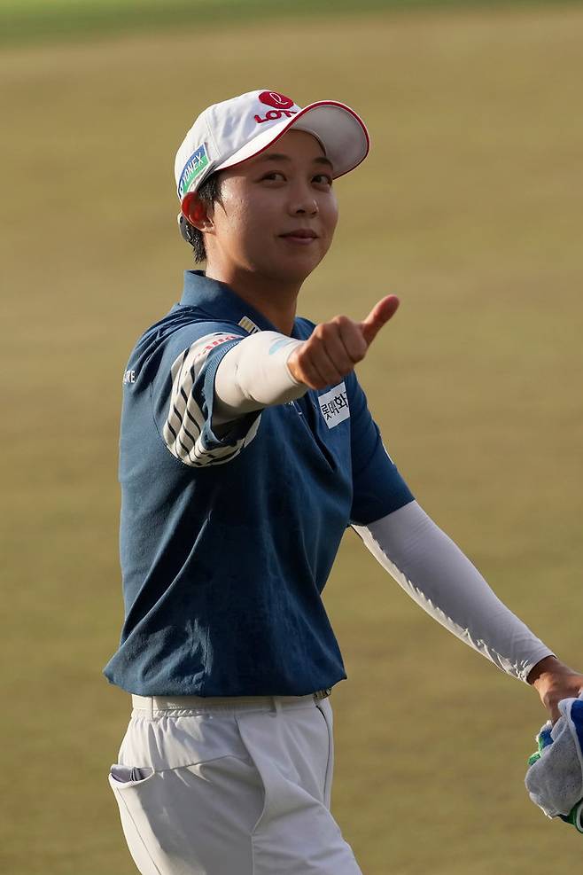[챈들러=AP/뉴시스] 김효주가 29일(현지 시간) 미 애리조나주 챈들러 윌윈드 골프클럽에서 열린 미국여자프로골프(LPGA) 투어 포드 챔피언십 최종 라운드 18번홀에서 환호하는 갤러리들을 향해 엄지를 치켜 세우고 있다. 디펜딩 챔피언 김효주는 최종 합계 28언더파 260타로 우승하며 2연패를 달성했다. 2026.03.30.