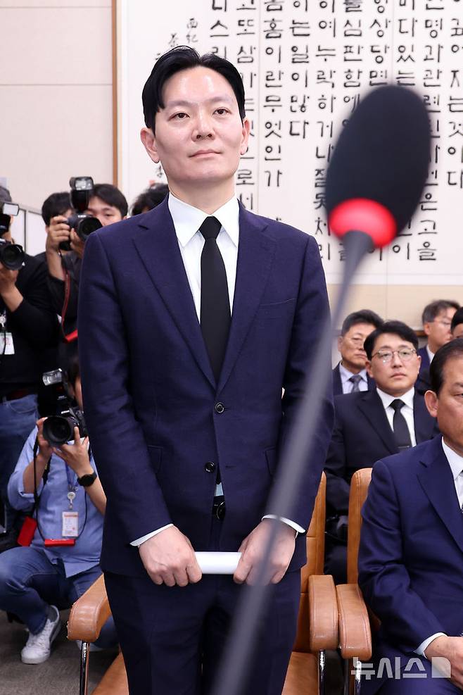 [서울=뉴시스] 김금보 기자 = 쌍방울 대북 송금 사건을 수사했던 박상용 검사가 14일 서울 여의도 국회 '윤석열정권정치검찰조작기소의혹사건진상규명국정조사특별위원회'에서 열린 청문회에서 선서 거부에 대한 육성 소명 기회를 요청하고 있다. 2026.04.14. kgb@newsis.com