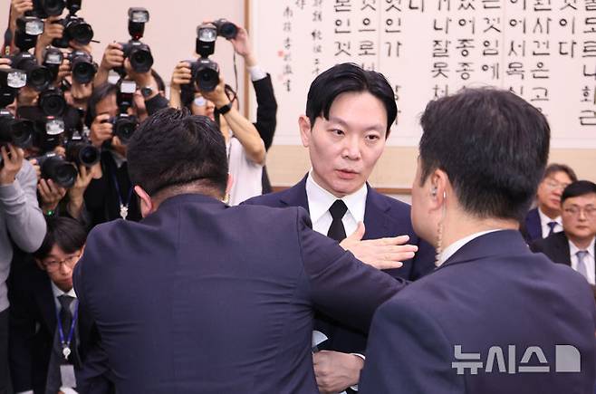 [서울=뉴시스] 김금보 기자 = 쌍방울 대북 송금 사건을 수사했던 박상용 검사가 14일 서울 여의도 국회 '윤석열정권정치검찰조작기소의혹사건진상규명국정조사특별위원회'에서 열린 청문회에서 증인 선서거부 사유에 대한 육성 소명 요청 도중 강제퇴장을 당하고 있다. 2026.04.14. kgb@newsis.com