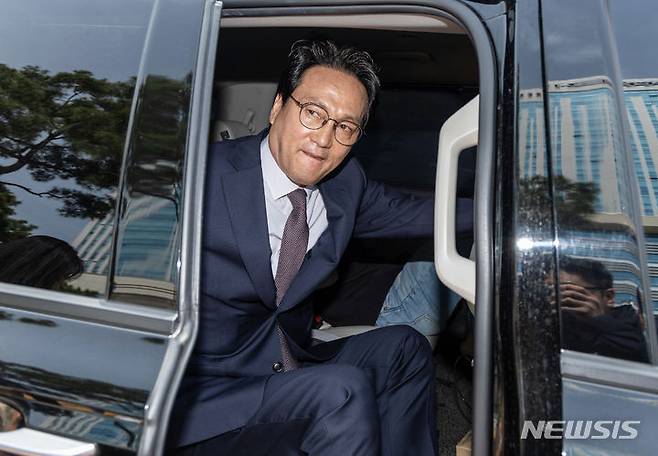 [수원=뉴시스] 김종택기자 = 명예훼손 등 혐의로 기소된 안민석 더불어민주당 국회의원이 지난 2024년 4월 23일 경기도 수원지방법원에서 열린 첫 공판을 마친 뒤 차량에 탑승하는 모습. (공동취재) 2026.04.14. photo@newsis.com