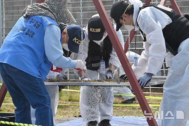 [무안=뉴시스] 이영주 기자 = 국무조정실 항공철도사고조사위원회와 12·29 무안공항 제주항공 참사 유가족협의회, 군·경 등이 합동으로 진행하는 제주항공 참사 희생자 유해 재수색 작업이 13일 오전 전남 무안국제공항 활주로에서 진행되고 있다. 2026.04.13. leeyj2578@newsis.com