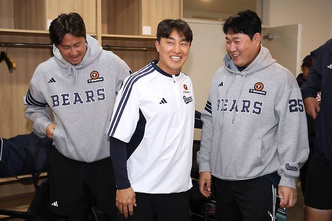 [서울=뉴시스] 프로야구 두산 베어스의 손아섭과 이용찬, 양의지. (사진 = 두산 베어스 제공) *재판매 및 DB 금지