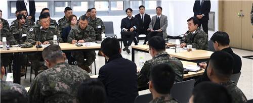 50만 드론전사 양성 교육 방안 논의하는 안규백 국방부 장관 [국방부 제공. 재판매 및 DB 금지]