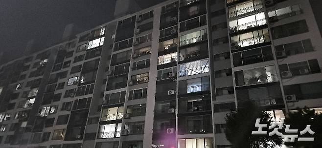 폭발 사고 피해를 본 아파트. 대다수 세대에 불이 켜져 있다. 임성민 기자