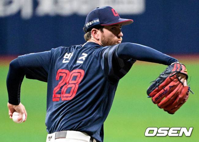 [OSEN=고척, 조은정 기자]29일 오후 서울 고척스카이돔에서 ‘2025 신한 SOL BANK KBO리그’  키움 히어로즈와 롯데 자이언츠의 경기가 진행됐다.이날 경기에서 키움은 김윤하를, 롯데는 반즈를 선발투수로 내세웠다.1회말 롯데 선발 반즈가 역투를 하고 있다. 2025.04.29 /cej@osen.co.kr