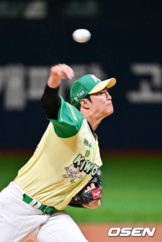 [OSEN=고척, 박준형 기자] 12일 서울 고척스카이돔에서 ‘2026 신한은행 SOL Bank KBO리그’ 키움 히어로즈와 롯데 자이언츠의 경기가 열렸다.이날 키움은 안우진을, 롯데는 박세웅을 선발투수로 내세웠다.&nbsp;1회초 키움 선발투수 안우진이 역투하고 있다. 2026.04.12 / soul1014@osen.co.kr