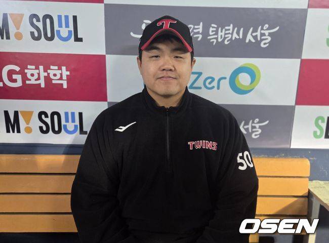 [OSEN=잠실, 한용섭 기자] 프로야구 LG 트윈스 투수 장현식은 11일 잠실구장에서 열린 SSG 랜더스와 경기에서 8회 등판해 1이닝 무실점으로 막고 구원승을 기록했다. 이날 개인 통산 500번째 출장 기록도 달성한 장현식이 경기 후 취재진과 인터뷰를 하고 있다. /orange@osen.co.kr
