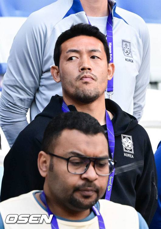 [OSEN=알 와크라(카타르), 지형준 기자] 25일(현지시간) 오후 카타르 알 와크라에 위치한 알 자누브 스타디움에서 2023 아시아축구연맹(AFC) 아시안컵 E조 조별리그 최종전 대한민국과 말레이시아의 경기가 열렸다.경기 앞서 부상으로 결장하는 이기제가 관중석에서 경기를 관전하고 있다. 2024.01.25 / jpnews.osen.co.kr