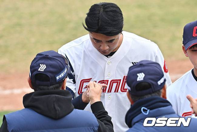 [OSEN=부산, 이석우 기자] 12일 부산 사직야구장에서 2026 신한 SOL KBO 리그 롯데 자이언츠와 KT 위즈의 시범경기가 열렸다. 이날 부산 사직과 이천, 대전, 광주, 마산 5개구장에서 막을 올렸다.롯데 자이언츠 윤성빈이 KT 위즈에 4-3으로 승리한 후 김태형 감독과 하이파이브를 하고 있다. 2026.03.12 / foto0307@osen.co.kr