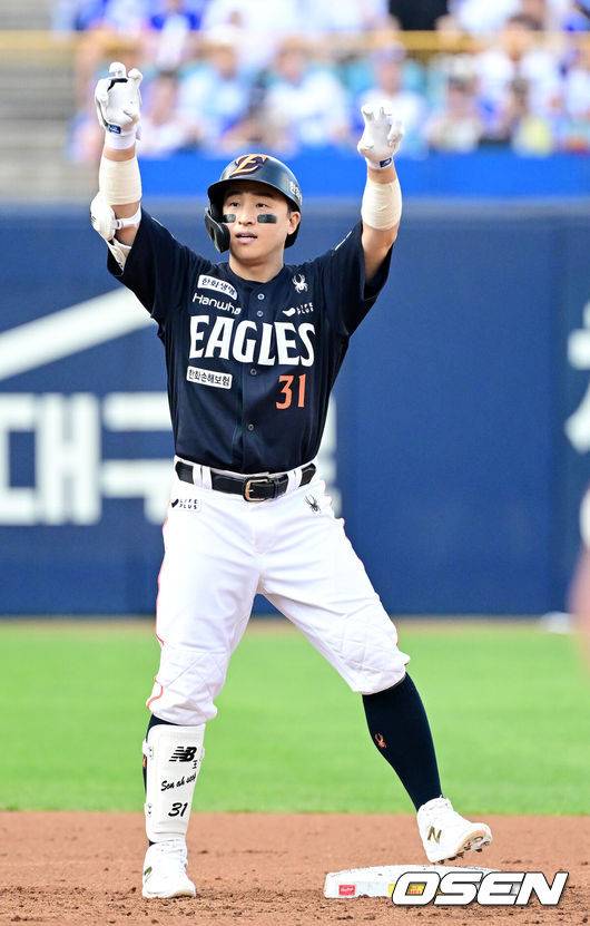 [OSEN=대구, 최규한 기자] 6일 대구삼성라이온즈파크에서 ‘2025 신한 SOL Bank KBO리그’ 삼성 라이온즈와 한화 이글스의 경기가 열렸다.홈팀 삼성은 이승현, 방문팀 한화는 문동주를 선발로 내세웠다.2회초 무사 만루 상황 한화 손아섭이 달아나는 2타점 2루타를 날리고 2루에 안착해 기뻐하고 있다. 2025.09.06 / dreamer@osen.co.kr