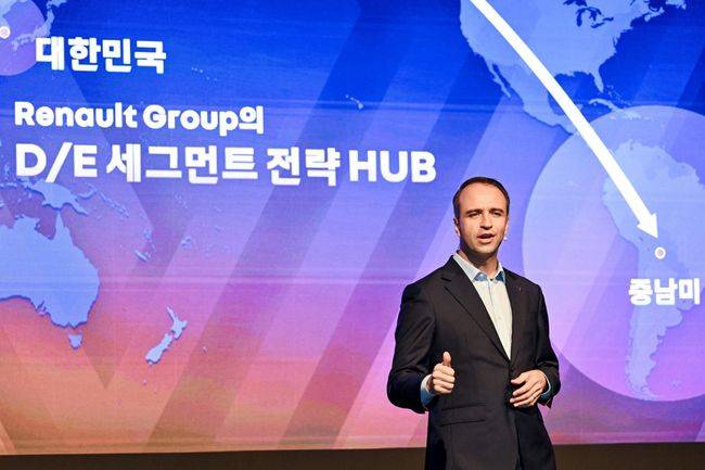 르노코리아 니콜라 파리 사장이 기자 간담회에서 발표를 하고 있다.