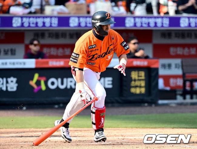 [OSEN=대전, 최규한 기자] 28일 대전 한화생명볼파크에서 ‘2026 신한 SOL KBO리그’ 개막전 한화 이글스와 키움 히어로즈의 맞대결이 열렸다.홈팀 한화는 윌켈 에르난데스, 방문팀 키움은 라울 알칸타라를 선발로 내세웠다. 7회말 무사 선두타자로 나선 한화 손아섭이 내야 땅볼을 치고 있다. 2025.03.28 / dreamer@osen.co.kr