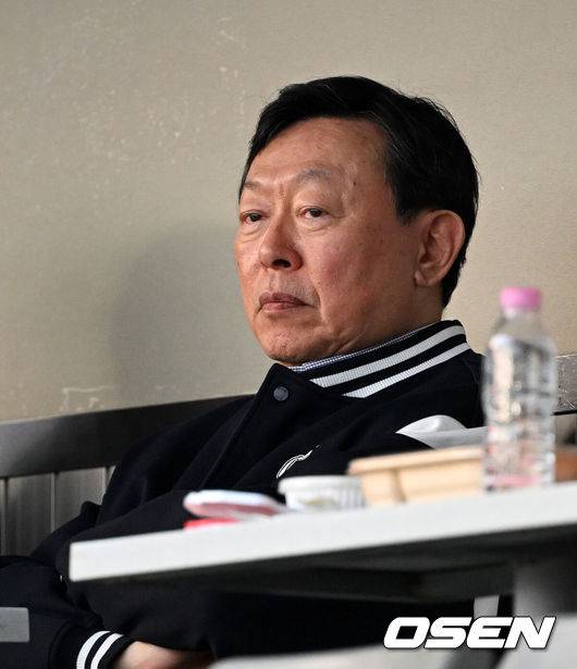 [OSEN=잠실, 이대선 기자] 31일 서울 잠실야구장에서 2026 신한 SOL KBO리그 LG 트윈스와 롯데 자이언츠의 경기가 열렸다.이날 LG는 송승기, 롯데는 나균안을 선발로 내세웠다.잠실구장을 찾은 롯데 신동빈 회장이 경기를 바라보고 있다. 2026.04.14 /sunday@osen.co.kr