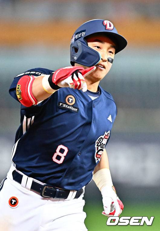 [OSEN=인천, 민경훈 기자] 14일 오후 인천 SSG랜더스필드에서 ‘2026 신한 SOL Bank KBO리그'&nbsp;SSG 랜더스와 두산 베어스의 경기가 진행됐다.이날 SSG는 타케다를, 두산은 최민석을 선발투수로 내세웠다.4회초 1사 주자 2루 두산 손아섭이 우중월 투런 홈런을 때린 후 그라운드를 돌고 있다. 2026.04.14 / rumi@osen.co.kr