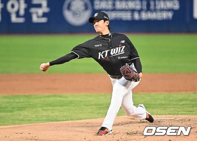 [OSEN=창원, 이석우 기자] 14일 창원NC파크에서 2026 신한 SOL KBO 리그 NC 다이노스와 KT 위즈의 경기가 열렸다. 홈팀 NC는 버하겐이, 방문팀 KT는 고영표가 선발 출전했다. KT 위즈 선발투수 고영표가 역투하고 있다. 2026.04.14 / foto0307@osen.co.kr