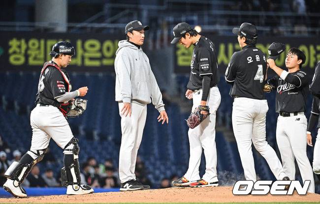 [OSEN=창원, 이석우 기자] 14일 창원NC파크에서 2026 신한 SOL KBO 리그 NC 다이노스와 KT 위즈의 경기가 열렸다. 홈팀 NC는 버하겐이, 방문팀 KT는 고영표가 선발 출전했다. KT 위즈 고영표가 1회말 5실점하고 아쉬워하고 있다. 2026.04.14 / foto0307@osen.co.kr
