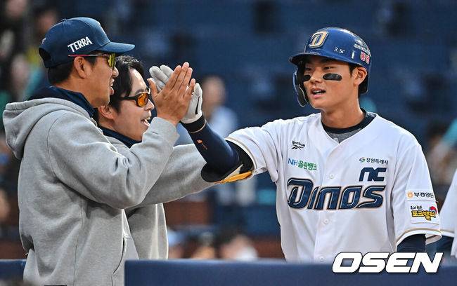 [OSEN=창원, 이석우 기자] 14일 창원NC파크에서 2026 신한 SOL KBO 리그 NC 다이노스와 KT 위즈의 경기가 열렸다. 홈팀 NC는 버하겐이, 방문팀 KT는 고영표가 선발 출전했다. NC 다이노스 김주원이 1회말 우월 솔로 홈런을 치고 하이파이브를 하고 있다. 2026.04.14 / foto0307@osen.co.kr