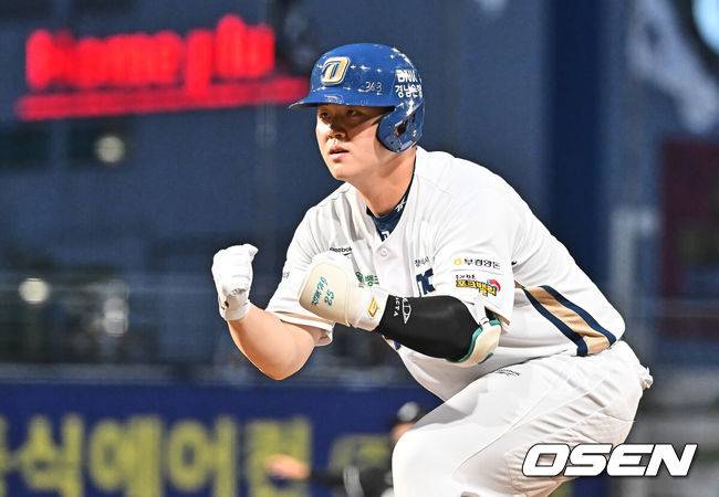 [OSEN=창원, 이석우 기자] 14일 창원NC파크에서 2026 신한 SOL KBO 리그 NC 다이노스와 KT 위즈의 경기가 열렸다. 홈팀 NC는 버하겐이, 방문팀 KT는 고영표가 선발 출전했다. NC 다이노스 김형준이 1회말 2사 2,3루 좌익수 왼쪽 2타점 안타를 치고 세리머니를 하고 있다. 2026.04.14 / foto0307@osen.co.kr