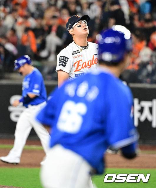 [OSEN=대전, 지형준 기자] 14일 대전 한화생명 볼파크에서 2026 신한 SOL KBO리그 한화 이글스와 삼성 라이온즈의 경기가 열렸다.3연패 중인 한화는 문동주, 4연승을 노리는 삼성은 최원태가 선발로 나섰다.&nbsp;9회초 2사 만루에서 한화 김서현이 삼성 이해승에게 밀어내기 볼넷으로 역전을 허용하고 있다. 2026.04.14&nbsp;/ jpnews@osen.co.kr