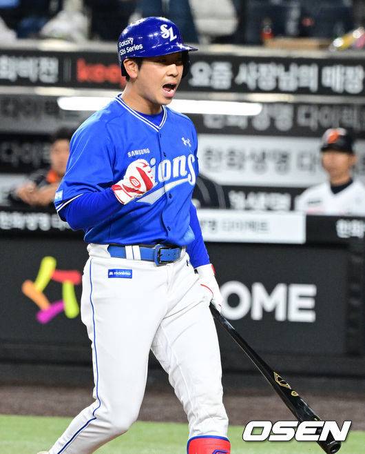 [OSEN=대전, 지형준 기자] 14일 대전 한화생명 볼파크에서 2026 신한 SOL KBO리그 한화 이글스와 삼성 라이온즈의 경기가 열렸다.3연패 중인 한화는 문동주, 4연승을 노리는 삼성은 최원태가 선발로 나섰다.&nbsp;9회초 2사 만루에서 한화 김서현이 삼성 이해승에게 밀어내기 볼넷으로 역전을 허용하자 더그아웃의 선수들 표정이 어두워지고 있다. 2026.04.14&nbsp;/ jpnews@osen.co.kr