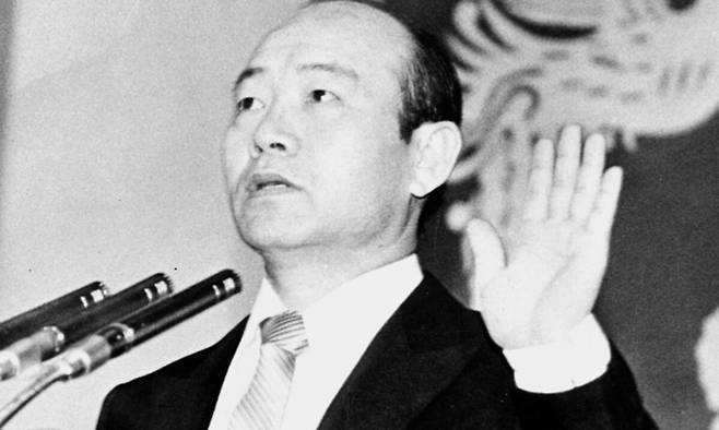 전두환 전 대통령. 사진은 1980년 9월 당시 유신 헌법 아래에서 대한민국 제11대 대통령으로 취임하는 모습. 그는 퇴임 후에도 막후에서 실세 역할을 할 목적으로&nbsp;‘국가원로자문회의’를 신설했으나 이는 실현되지 않았다. 세계일보 자료사진