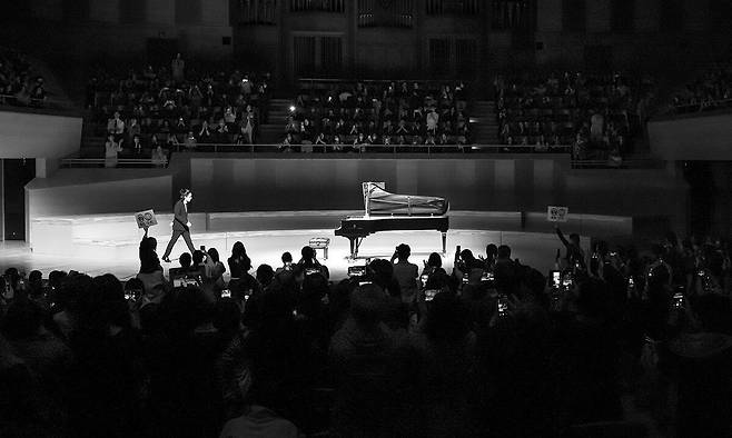 9일 일본 도쿄 산토리홀에서 연주를 마친 후 관객 기립박수에 답례하기 위해 무대 중앙으로 나오고 있는 피아니스트 임윤찬. 이상권 제공