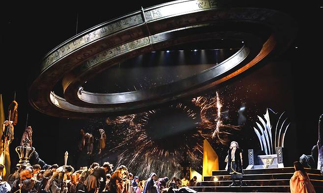 인간의 힘을 넘어선 거대한 질서 속에서 움직이는 ‘운명의 수레바퀴’가 인상적인 서울시오페라단의 ‘나부코’. 권좌 앞에 선 나부코를 유대 민족이 경배하고 있다. 세종문화회관 제공