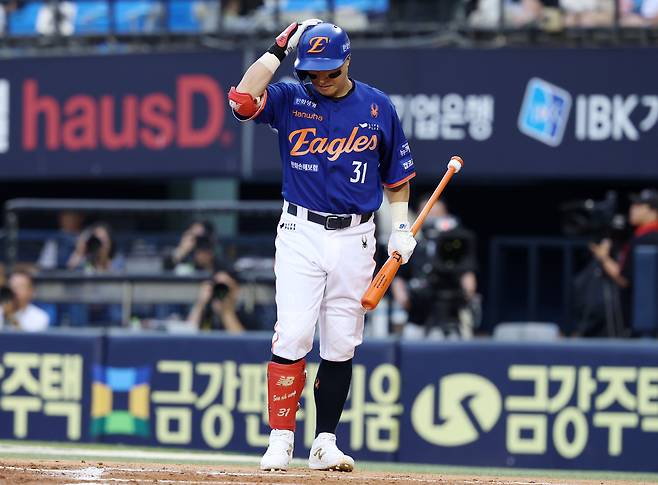 [서울=뉴시스] 이영환 기자 = 8일 오후 서울 송파구 잠실야구장에서 열린 2025 KBO 리그 한화 이글스와 LG 트윈스의 경기, 3회초 한화 선두타자 손아섭이 삼진아웃 당한 후 아쉬워 하고 있다. 2025.08.08. 20hwan@newsis.com