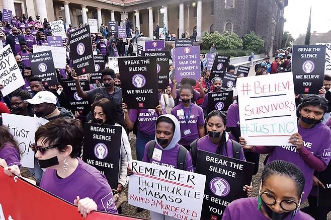 남아프리카공화국에서 젠더 기반 폭력과 성폭력 대응 강화를 촉구하는 시민들이 거리로 나와 시위를 벌이고 있다. 아동 임신 논란도 이런 구조적 폭력 문제와 맞물려 있다는 지적이 나온다. 케이프타운대 제공