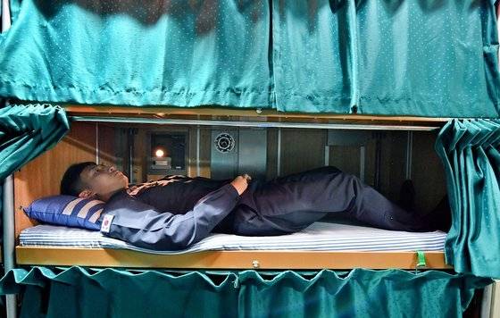 잠수함 내부 침대는 1ｍ80㎝가 넘는 사람은 다리를 채 다 펴지 못한다. 사진 제공=해군