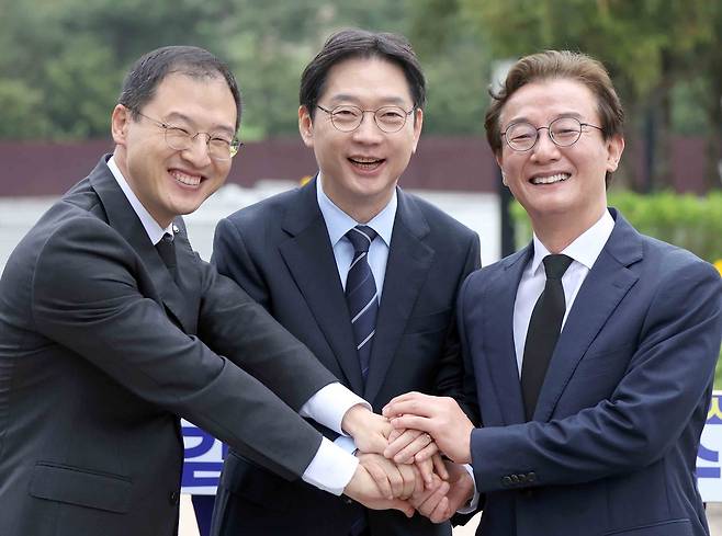 더불어민주당 부울경(부산·울산·경남) 시장·도지사 후보가 14일 오전 경남 김해시 진영읍 봉하마을에서 열린 ‘해양수도 부울경 메가시티 공동출정식’에서 손을 잡고 활짝 웃고 있다. 왼쪽부터 김상욱 울산시장 후보, 김경수 경남지사 후보, 전재수 부산시장 후보. 2026.4.14 연합뉴스