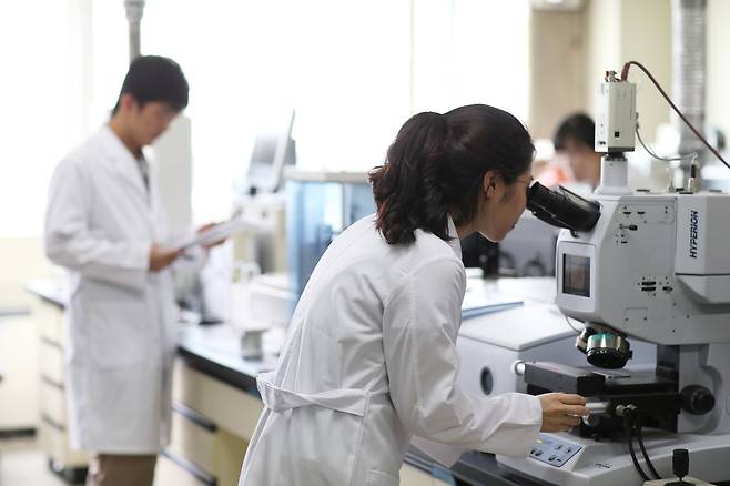 삼화페인트 안산공장에서 연구원들이 첨단 소재 연구개발을 하고 있다.사진제공=SP삼화