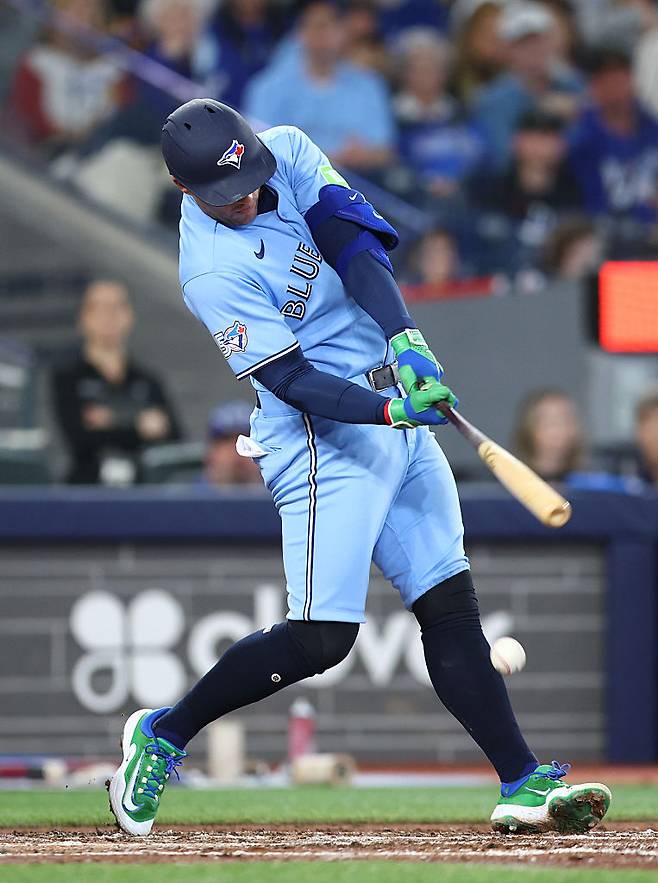 토론토 조지 스프링어가 12일 미네소타전에서 타격 도중 타구에 발을 맞아 부상을 당하고 있다. Getty Images코리아