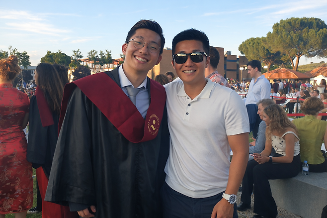 스페인 프로축구에서 전술가와 영양학자로 활약 중인 형 이정준(오른쪽)과 동생 이정찬씨. 본인 제공