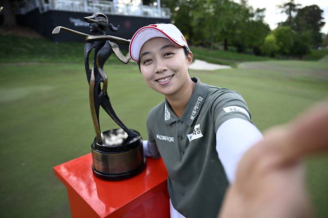 김효주가 지난달 23일 끝난 LPGA투어 포티넷 파운더스컵에서 우승한 뒤 트로피를 들고 셀프카메라 찍는 포즈를 흉내내고 있다. 게티이미지코리아