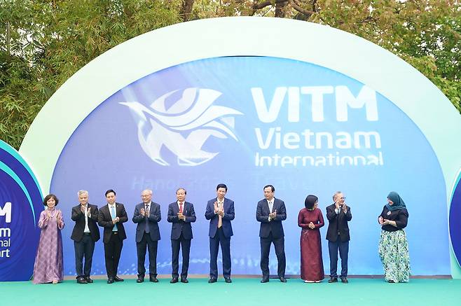 제15회 베트남 국제관광박람회(VITM 2026)가 지난 4월 9일부터 12일까지 하노이 국제컨벤션센터에서 4일간 진행됐다. 개막식에 참석한 주요 내빈들이 기념촬영을 하며 박수를 치고 있다. 사진제공|베트남관광협회 한국사무소