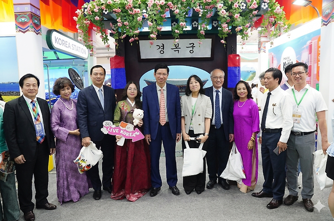 한국 부스를 찾은 호안풍 베트남 문화체육관광부 차관(사진 가운데)과 까오 티 응옥 란 베트남관광협회 상임부회장(사진 왼쪽 두 번째), 서일석 베트남관광협회 한국사무소장(사진 왼쪽 첫 번째)이 관계자들과 기념촬영을 하는 모습. 사진제공|베트남관광협회 한국사무소