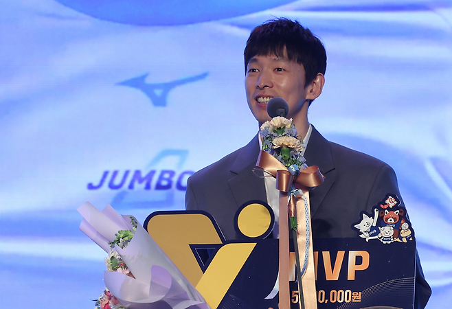 대한항공 한선수가 13일 열린 진에어 2025~2026 V리그 시상식에서 남자부 정규리그 MVP를 차지하고 수상 소감을 밝히고 있다. 연합뉴스